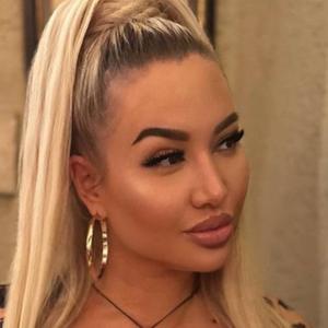 Алина из Красноярска, ищу на сайте постоянные отношения