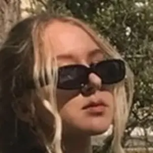 Я Есения, 23, знакомлюсь для приятного времяпровождения в Белове