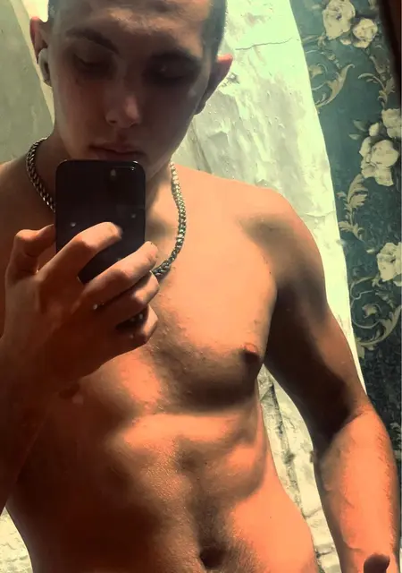 Иван из Томска, мне 19, познакомлюсь для постоянных отношений