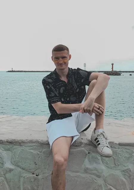 Я Виктор, 22, из Ярославля, ищу знакомства без обязательств