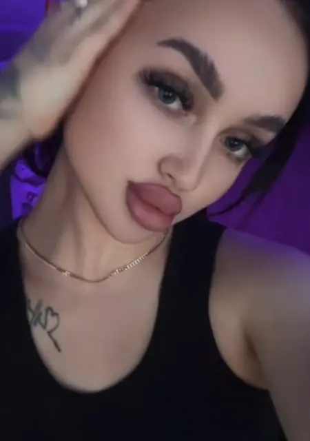 Я Дина, 20, из Саратова, ищу знакомство для открытые отношения