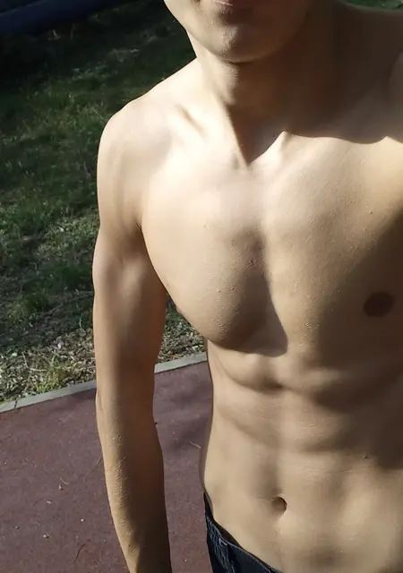 Я Денчик, 21, из Воронежа, ищу знакомства на одну ночь