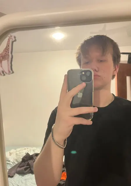 Я Максим, 19, из Юбилейного, ищу знакомства без обязательств