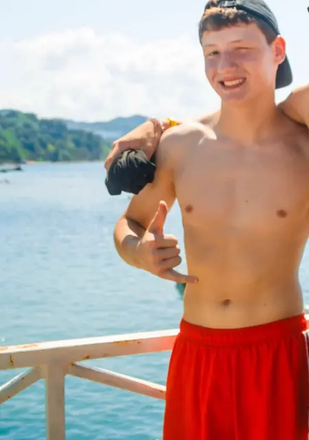 Я Maxim, 19, из Новороссийска, ищу знакомство для приятного времяпровождения