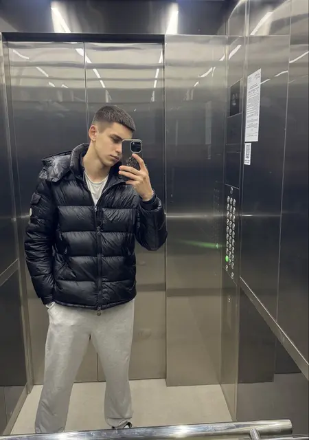 Я Артём, 19, из Санкт-Петербурга, ищу знакомства без обязательств