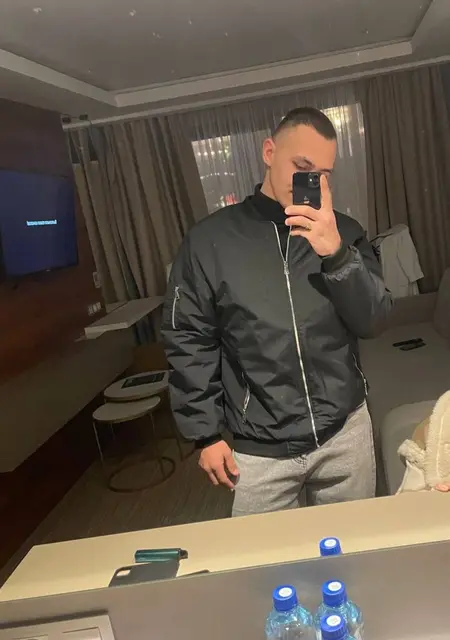 Дима из Симферополя, мне 20, познакомлюсь на одну ночь