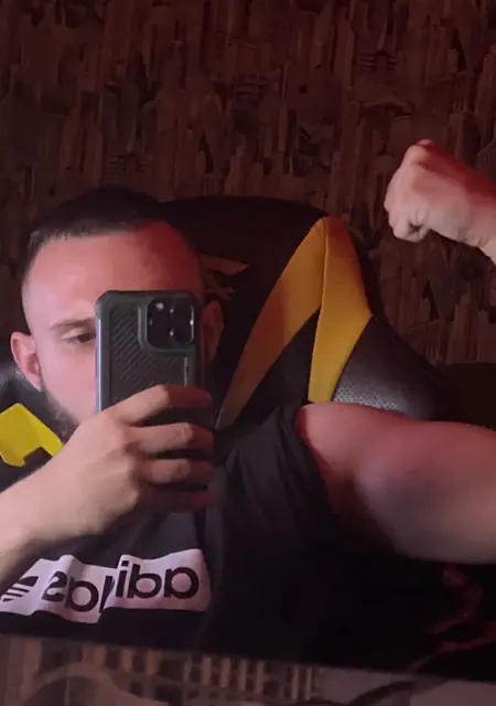 Я Александр, 20, знакомлюсь для постоянных отношений в Ухте