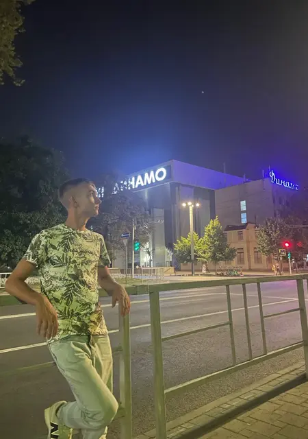 Влад из Армавира, ищу на сайте знакомства на одну ночь