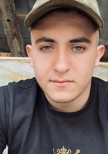 Артём из Новоайдара, мне 23, познакомлюсь на одну ночь