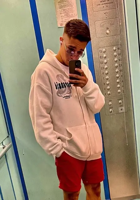 Я Дэниз, 20, из Мурино, ищу знакомства без обязательств