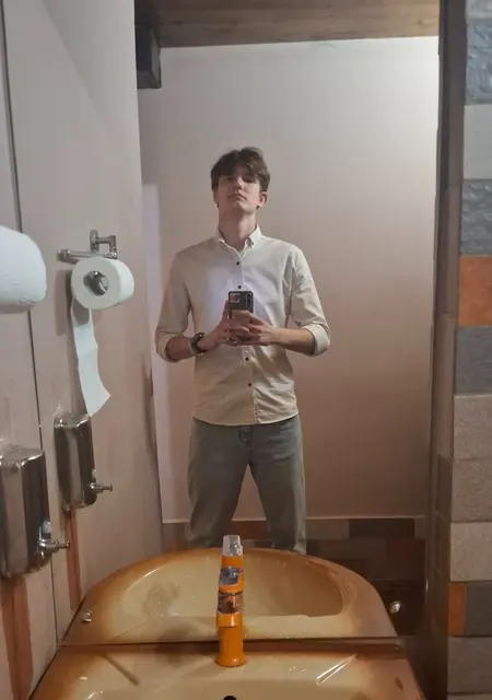 Димка из Саратова, мне 18, познакомлюсь на одну ночь