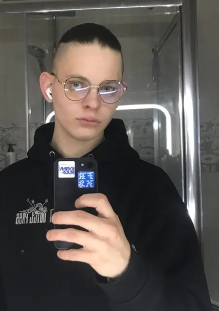 Я Олег, 19, знакомлюсь для открытые отношения в Симферополе