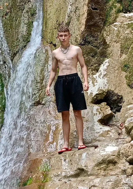 Я Стас, 18, из Курска, ищу знакомства без обязательств