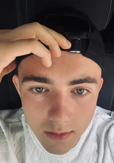 Я Антон, 19, из Пензы, ищу знакомства на одну ночь