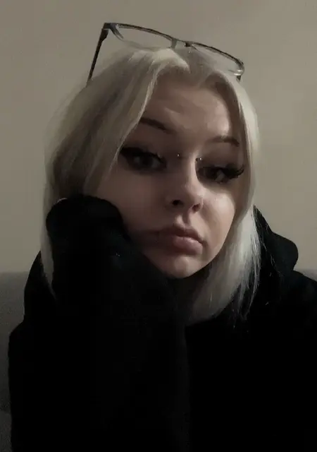 Я Полина, 18, из Санкт-Петербурга, ищу знакомство для вирта