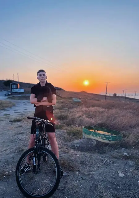 Дима из Керчи, мне 19, познакомлюсь на одну ночь