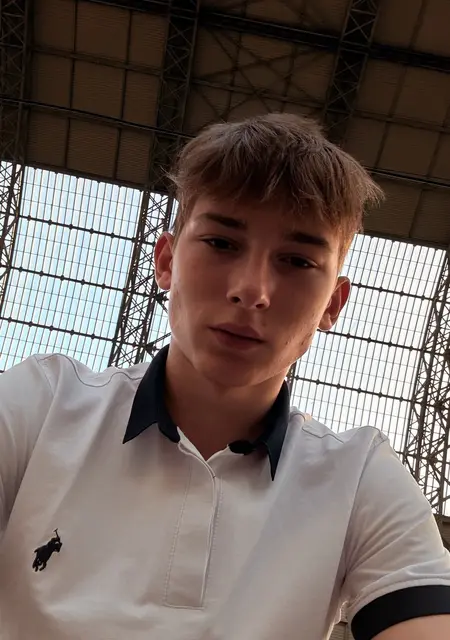 Я Александр, 20, из Москвы, ищу знакомства на одну ночь