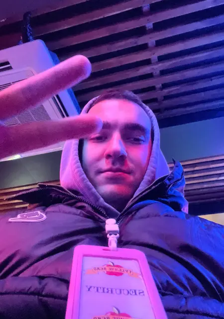 Я Данило, 21, из Москвы, ищу знакомства на одну ночь