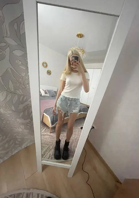 Я Арина, 21, из Москвы, ищу знакомство для приятного времяпровождения