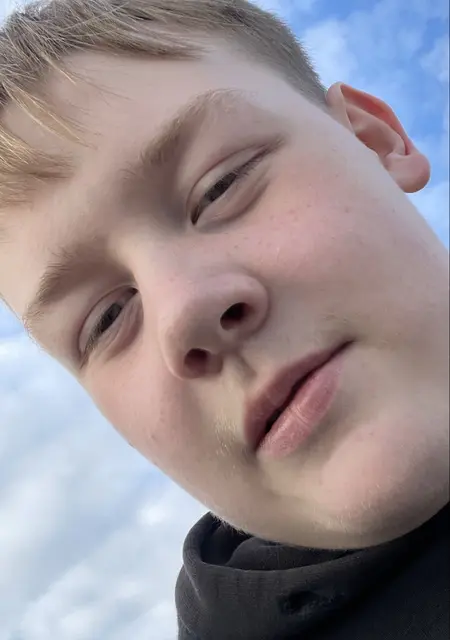 Я Артем, 18, знакомлюсь без обязательств в Перми