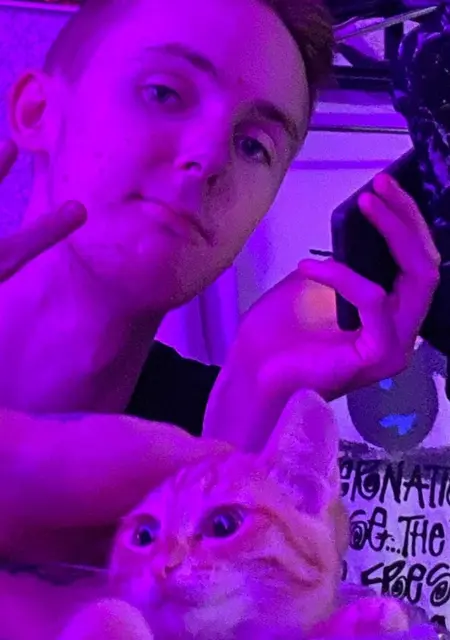 Я Лев, 20, из Богдановича, ищу знакомство для постоянных отношений