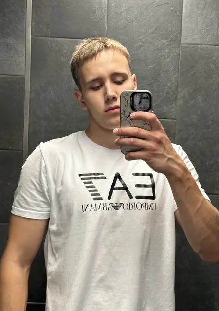 Артём из Москвы, мне 21, познакомлюсь для общения