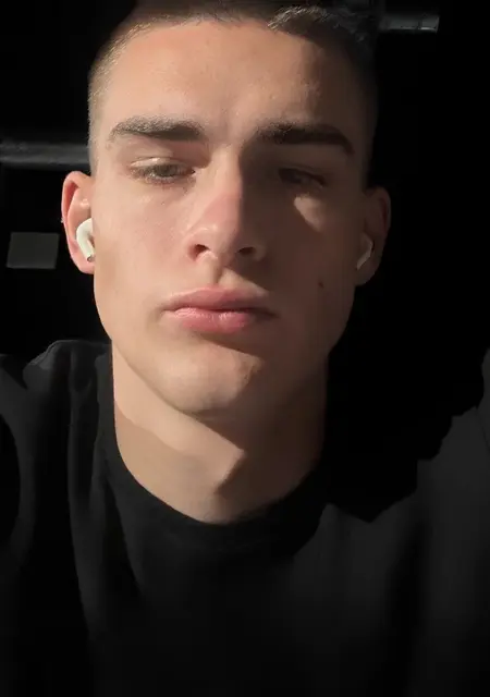 Стеф из Брянска, мне 18, познакомлюсь для приятного времяпровождения