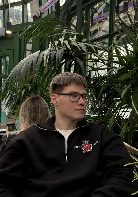 Я Олег, 24, из Москвы, ищу знакомства без обязательств