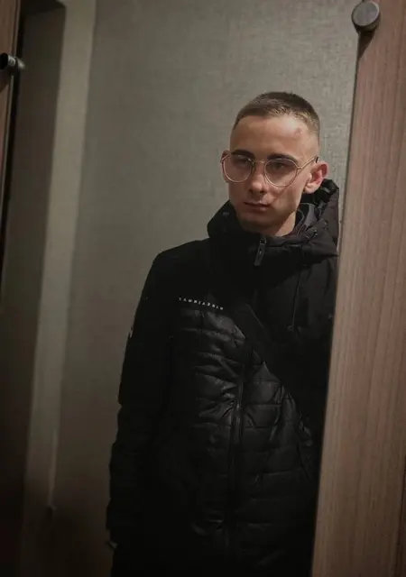 Я Денис, 20, знакомлюсь на одну ночь в Новосибирске