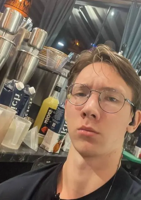 Я Андрей, 19, знакомлюсь для открытые отношения в Сочи