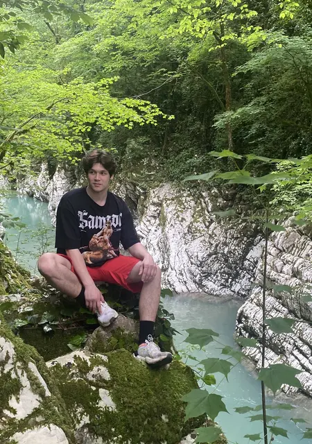 Я Никита, 21, из Тольятти, ищу знакомство для приятного времяпровождения