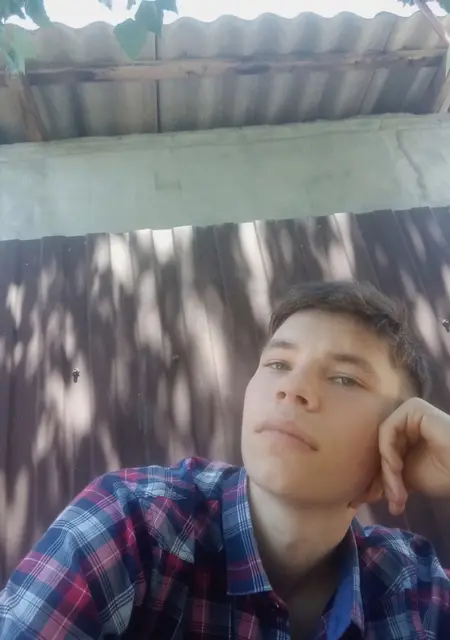 Я Никита, 19, из Ессентуков, ищу знакомства на одну ночь