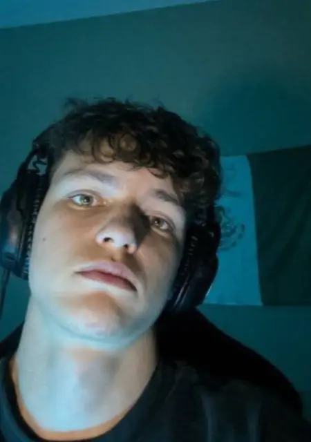 Радмир из Москвы, мне 18, познакомлюсь для открытые отношения