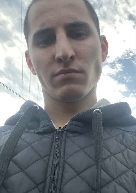 Даниил из Невеля, мне 23, познакомлюсь без обязательств