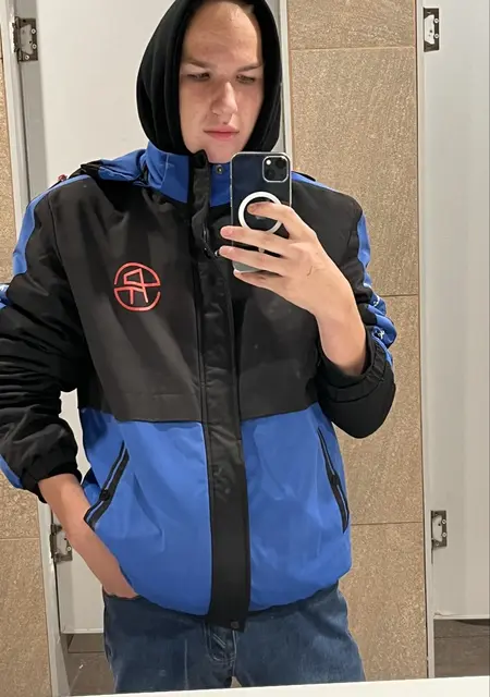 Я Артем, 18, из Санкт-Петербурга, ищу знакомства на одну ночь