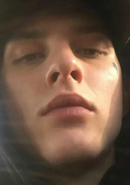 Я Александр, 19, из Москвы, ищу знакомства без обязательств