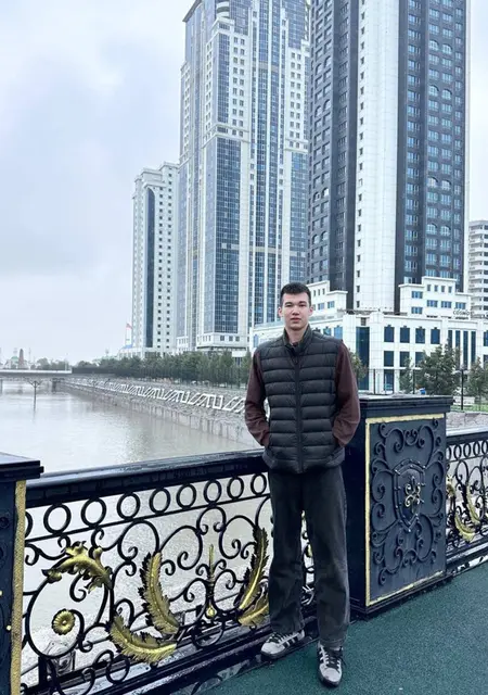 Руслан из Санкт-Петербурга, мне 18, познакомлюсь для приятного времяпровождения