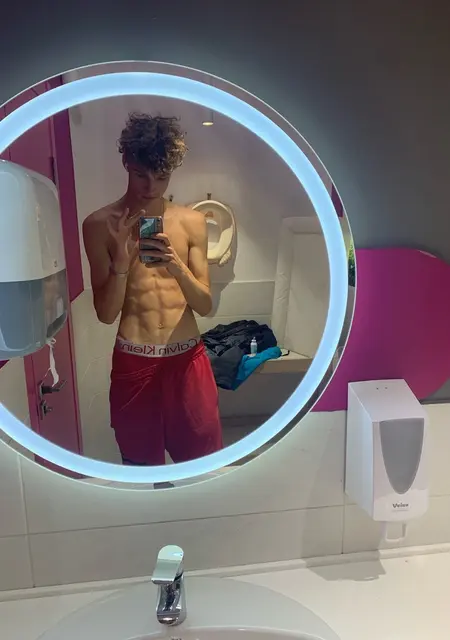 Я Egor, 19, из Мытищ, ищу знакомства без обязательств