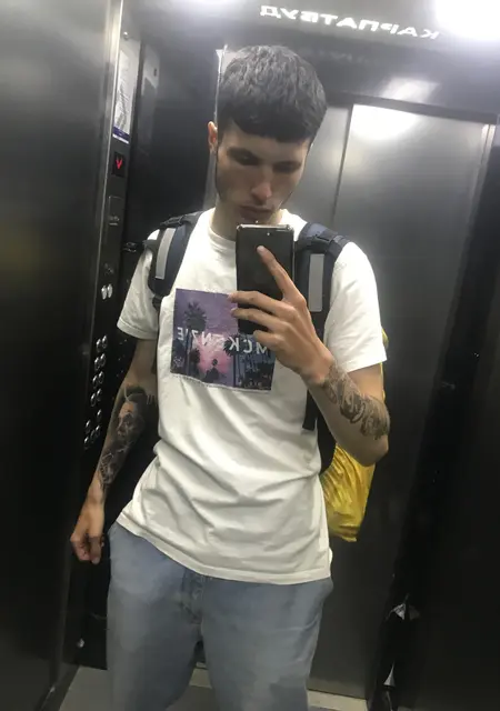 Я Ваня, 21, из Черкесска, ищу знакомства на одну ночь