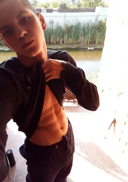 Я Янн, 23, из Имени Свердловой, ищу знакомства на одну ночь