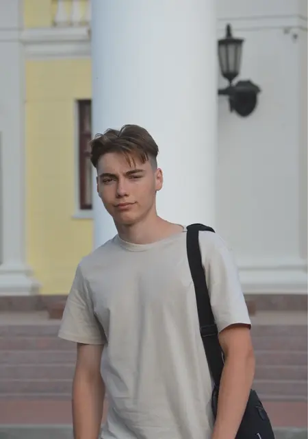 Я Кирилл, 19, из Серпухова, ищу знакомство для приятного времяпровождения