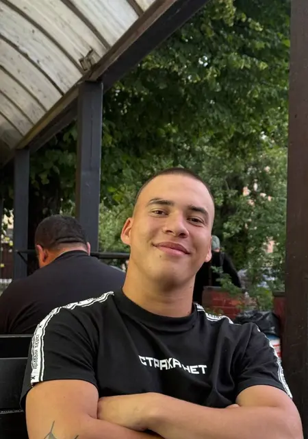 Я Максик, 22 років, знайомлюсь для спілкування у Бердянську