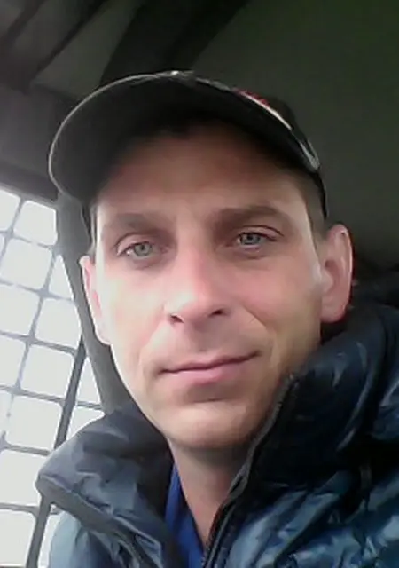 Я Артем, 47, из Губкинского, ищу знакомства на одну ночь