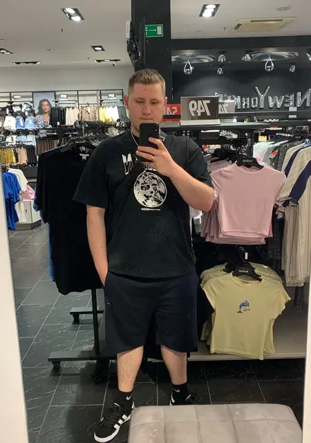 Данил из Туапсе, мне 19, познакомлюсь без обязательств