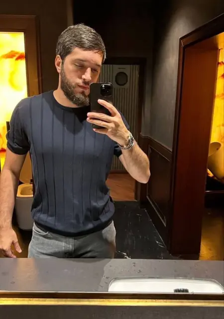 Я Артур, 20, из Пятигорска, ищу знакомство для постоянных отношений