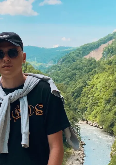 Я Артём, 26, из Твери, ищу знакомства на одну ночь