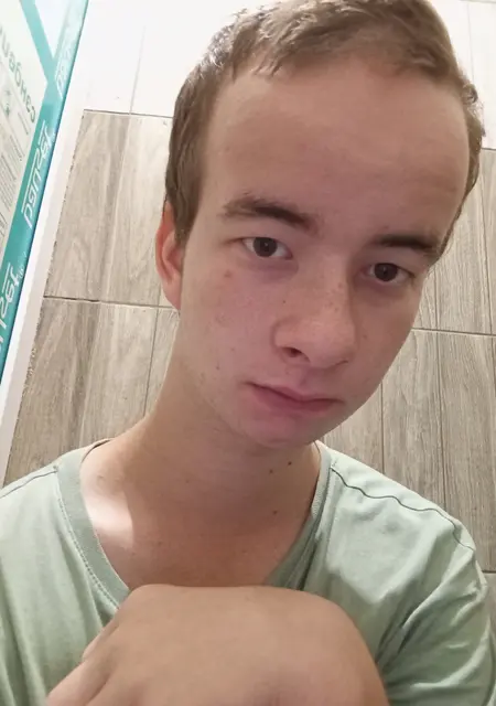 Я Игорь, 21, из Смоленска, ищу знакомства на одну ночь