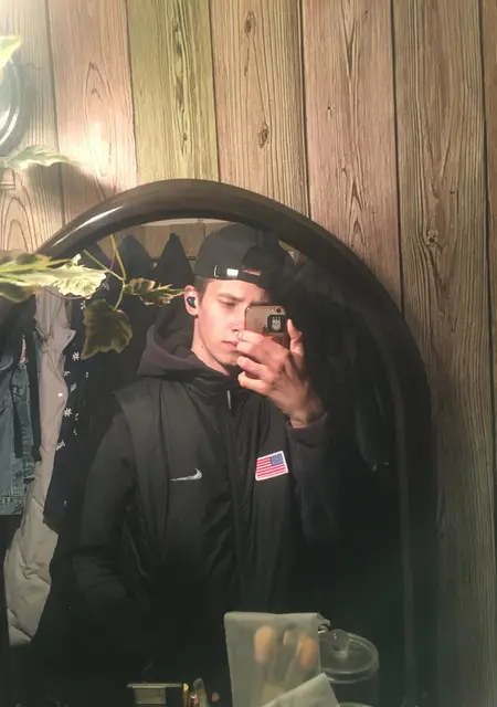 Я Вадим, 23, из Зеленокумска, ищу знакомства на одну ночь