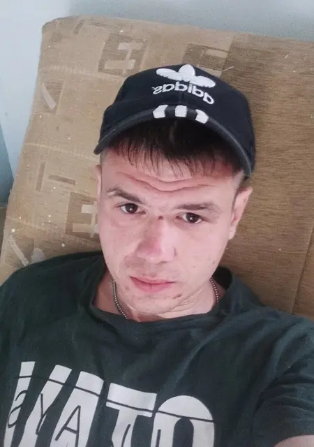 Александр из Корсакова, мне 26, познакомлюсь без обязательств