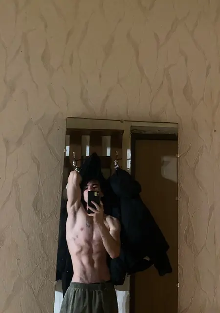 Я Артём, 19, из Балакова, ищу знакомства без обязательств